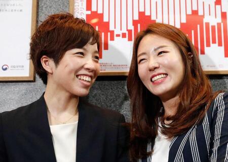 　トークショーを終え、取材に応じるスピードスケート女子の小平奈緒（左）と李相花両選手＝２０１８年（共同）