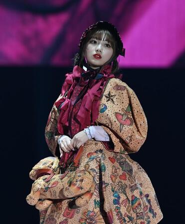 　ランウェイを歩く希空（撮影・園田高夫）