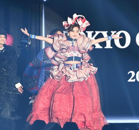 　ランウェイを歩く池田エライザ（撮影・園田高夫）