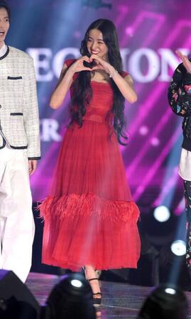 　シークレットゲストととして登場し、観客にハートマークを送るＫｏｋｉ，（撮影・伊藤笙子）