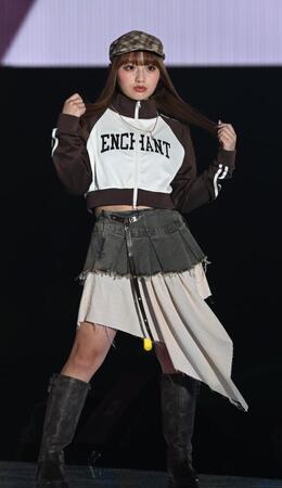 　ポーズをきめる希空（撮影・園田高夫）