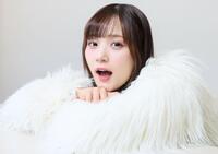 ポーズを決める稲場愛香＝デイリースポーツ神戸本社（撮影・石井剣太郎）