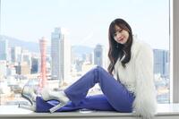 神戸の街を背にポーズを決める稲場愛香＝デイリースポーツ神戸本社（撮影・石井剣太郎）