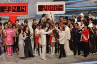 　みのもんたさん（中央右）から優勝旗を受け取り喜ぶ司会の山本耕史（中央左）と白組メンバー＝２００５年１２月３１日