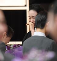 　予科生からブーケーを贈られ、涙する光田悠那さん（撮影・高部洋祐）