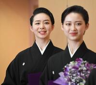 　式典後、記者の質問に答える光田悠那さん。右は三枝友梨乃さん（撮影・高部洋祐）