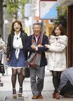 　ＳＤＮ４８の野呂佳代（左）、大堀恵（右）と腕を組み、麻布十番での公約デートに臨むみのもんたさん＝２０１２年３月８日