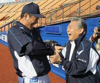 　試合前、横浜ＤｅＮＡ・中畑清監督（左）を激励するみのもんたさん＝２０１２年４月４日