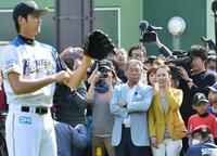 　ブルペン入りする日本ハム・大谷翔平を見つめるみのもんたさん（中央）＝２０１３年２月３日