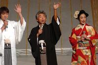 　紅白歌合戦でアドリブ連発で司会をするみのもんたさん（中央）と山本耕史、仲間由紀恵＝２００５年１２月３１日