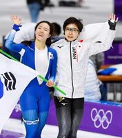 　平昌冬季五輪スピードスケート女子５００メートルのレース後に健闘をたたえ合う韓国の李相花（左）と小平奈緒＝２０１８年２月（共同）