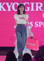 　ランウェイを歩く山下美月（撮影・伊藤笙子）