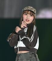 　ポーズをきめる希空（撮影・園田高夫）