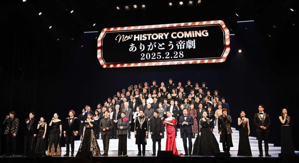 　フィナーレで「民衆の歌」を歌う出演者（撮影・園田高夫）