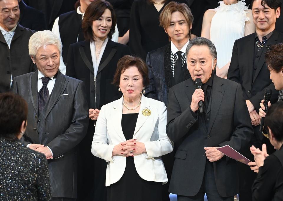 　あいさつする（右から）北大路欣也、佐久間良子、鹿賀丈史