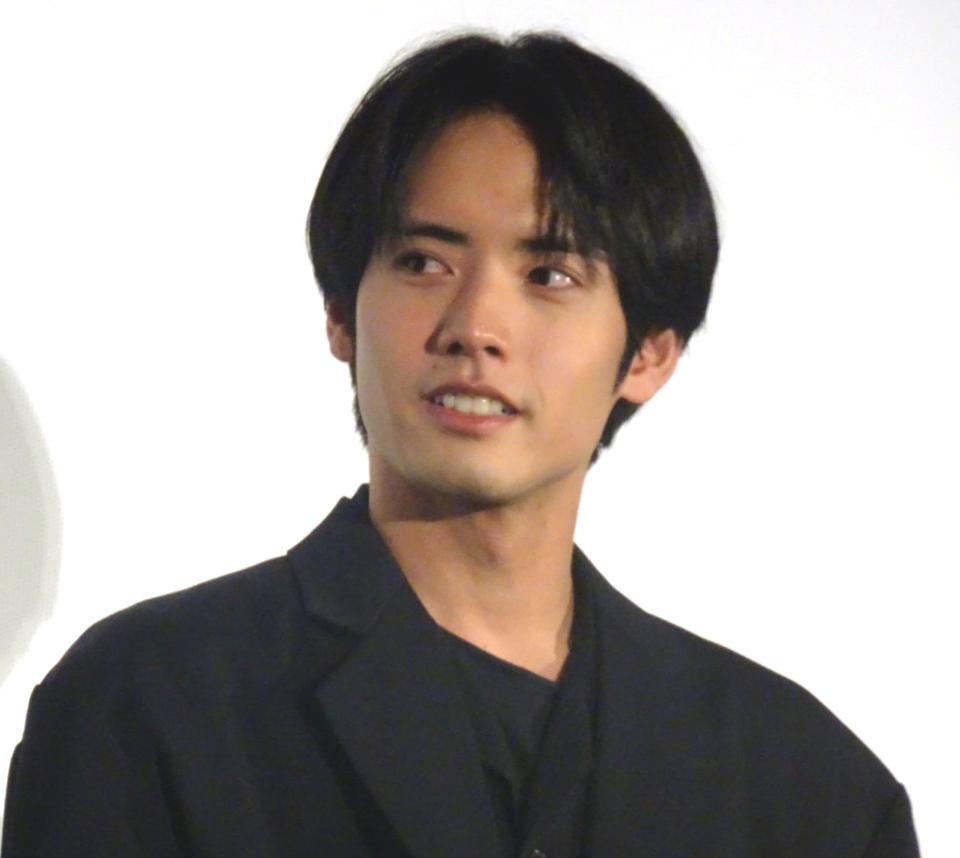 　映画「３６６日」の舞台あいさつに登場した赤楚衛二