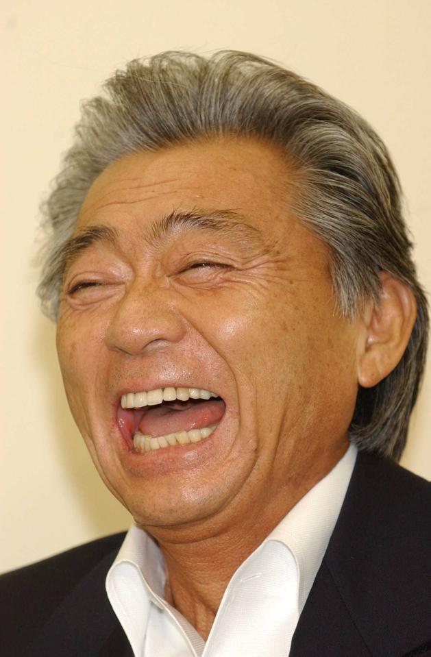 　腰部脊柱管狭窄症（ようぶせきちゅうかんきょうさくしょう）手術の退院会見で疲れも見せず笑顔を見せる、みのもんたさん＝２００６年１月１３日