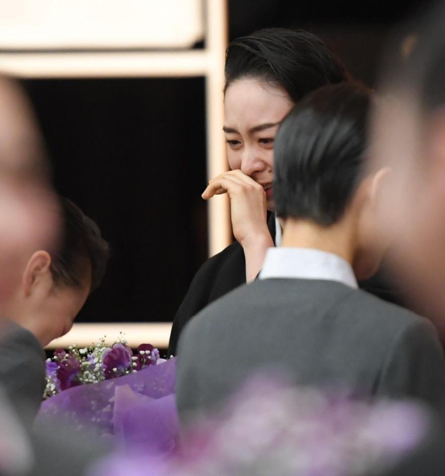 　予科生からブーケーを贈られ、涙する光田悠那さん（撮影・高部洋祐）