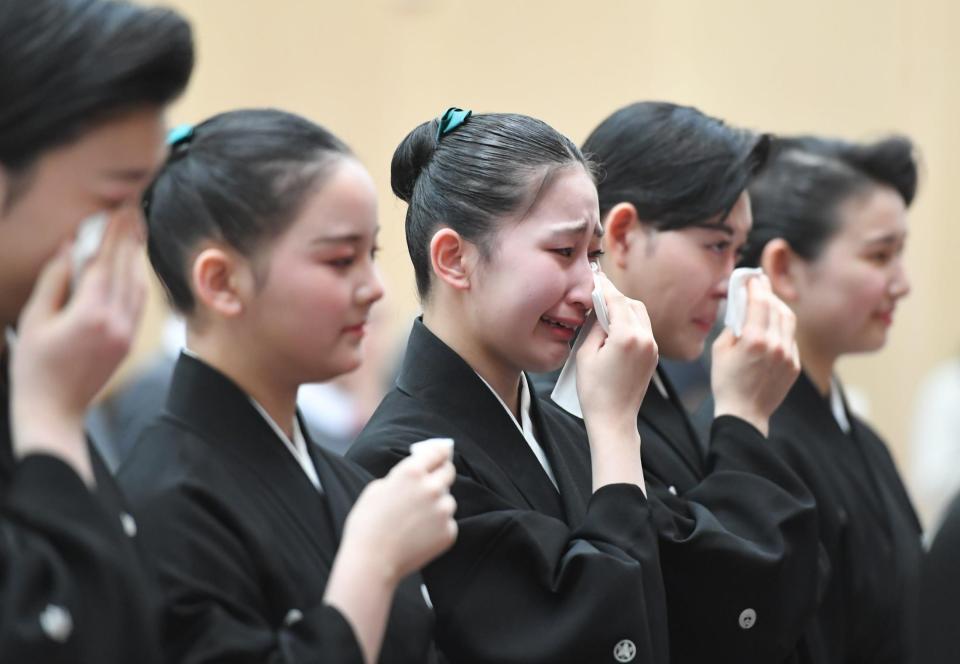　涙する宝塚音楽学校第１１１期生（撮影・高部洋祐）