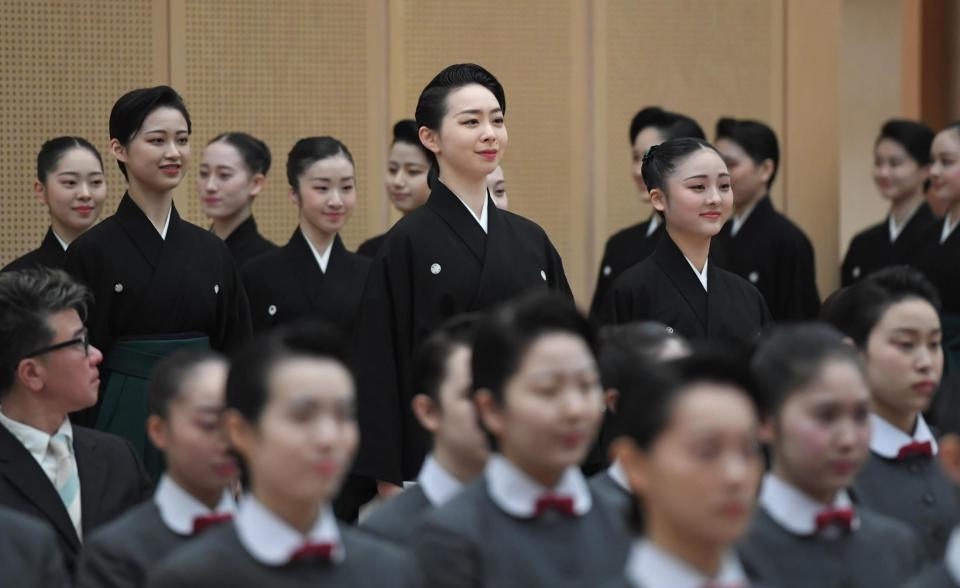 　卒業式に入場する光田悠那さん（中央）ら宝塚音楽学校第１１１期生（撮影・高部洋祐）