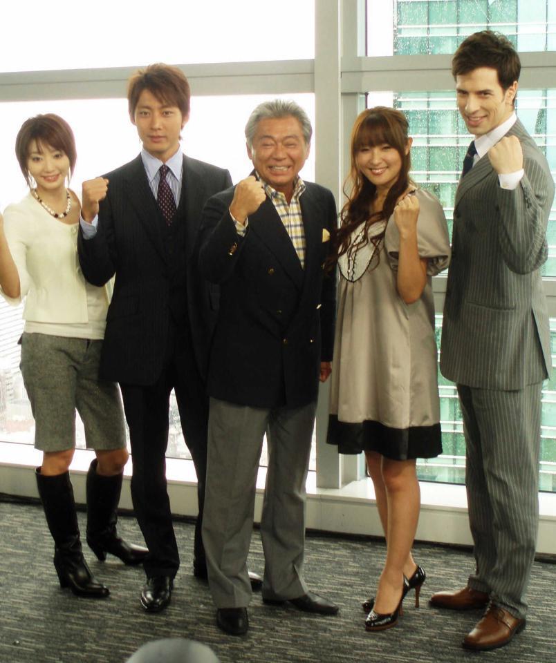 　みのもんたさん（中央）と曜日パートナーの眞鍋かをり、小泉孝太郎、大沢あかね、パトリック・ハーラン（左から）＝２００７年９月１２日、東京・汐留の日本テレビ