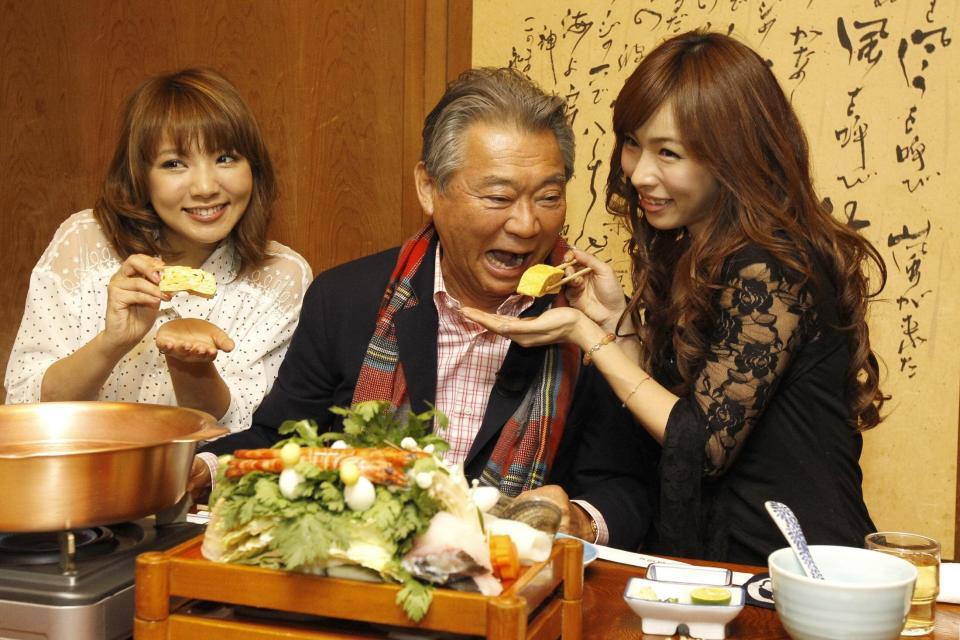 　ＳＤＮ４８の大堀恵（右）、野呂佳代（左）との麻布十番公約デートで卵焼きを食べさせてもらう、みのもんたさん＝２０１２年３月８日