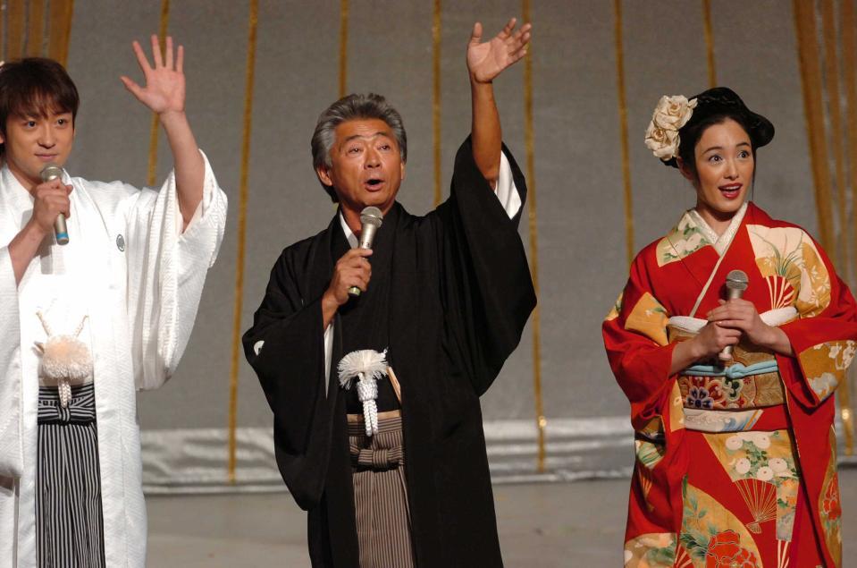 　紅白歌合戦でアドリブ連発で司会をするみのもんたさん（中央）と山本耕史、仲間由紀恵＝２００５年１２月３１日