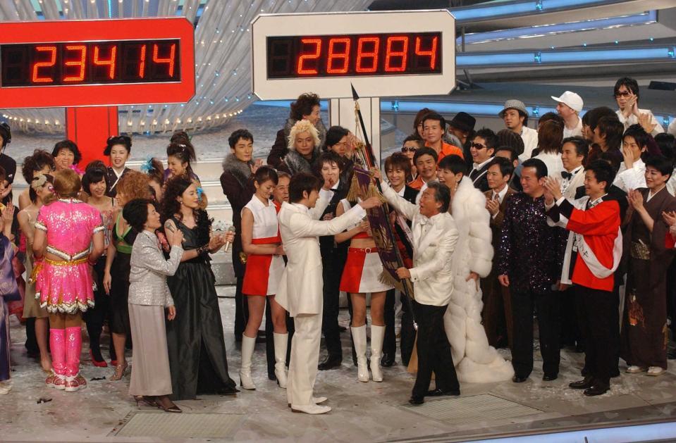 　みのもんたさん（中央右）から優勝旗を受け取り喜ぶ司会の山本耕史（中央左）と白組メンバー＝２００５年１２月３１日