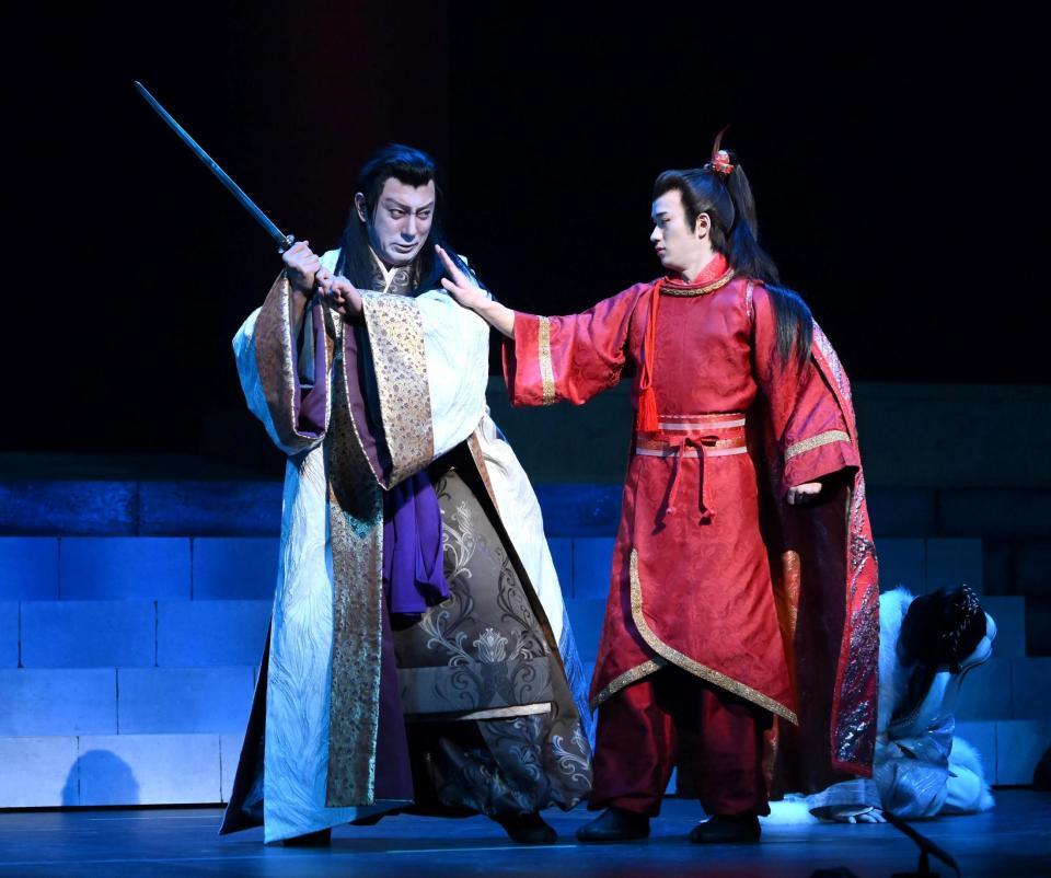 　安倍晴明を演じる市川團十郎（左）と朱雀を演じる嶋﨑斗亜（撮影・堀内翔）