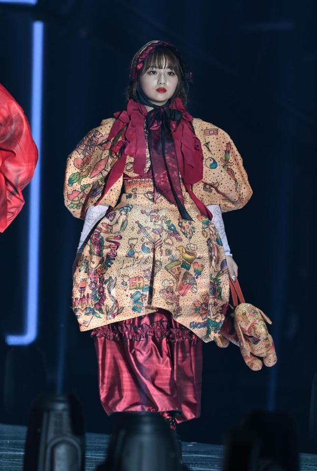 　ポーズをきめる希空（撮影・園田高夫）