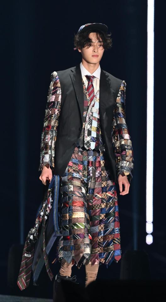 　ランウェイを歩く谷原七音（撮影・園田高夫）