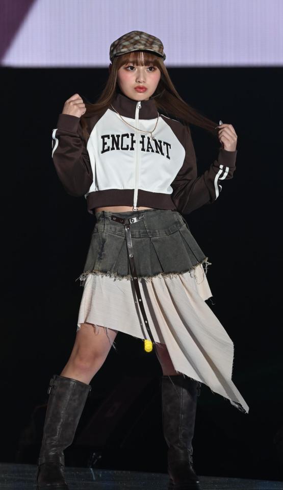 　ポーズをきめる希空（撮影・園田高夫）