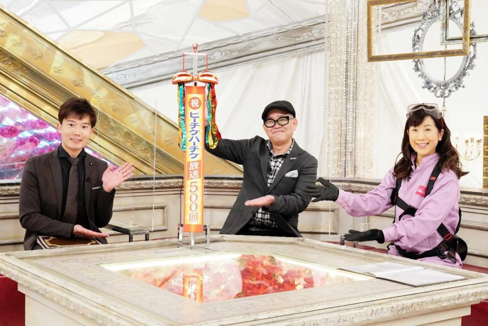 　「ピーチケパーチケ」放送５００回を祝うくす玉を割る兵動大樹（中央）とカンテレの川島壮雄アナ（左）、関純子アナ（右）＝２１年１月