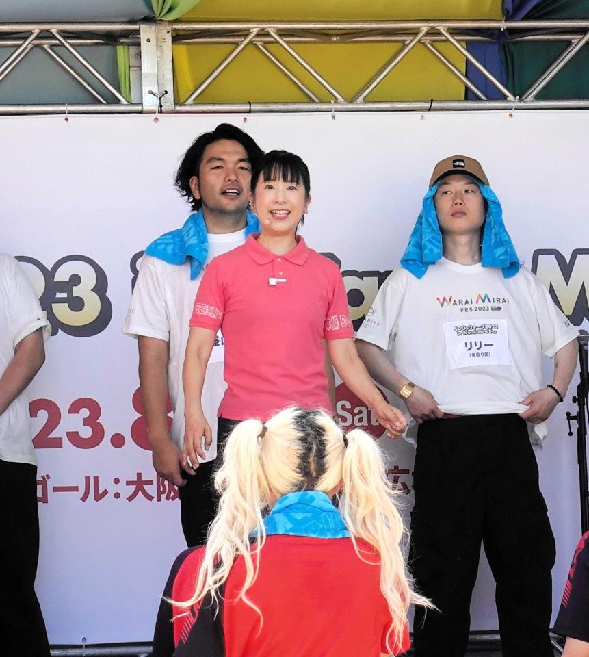 　「ゴーゴー体操」をレクチャーする関純子アナウンサー（上段中央）＝２３年８月