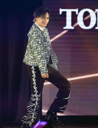 　ダンスで会場を盛り上げる中島健人（撮影・伊藤笙子）