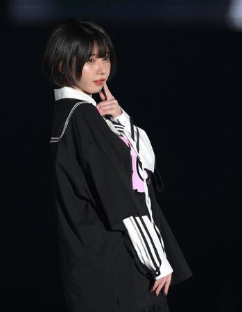 　ランウェイでポーズを決めるえなこ（撮影・伊藤笙子）