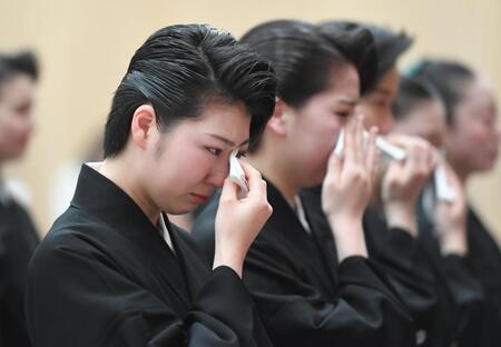 　涙する宝塚音楽学校第１１１期生（撮影・高部洋祐）