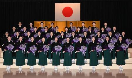 　卒業証書とブーケを手に記念写真に納まる宝塚音楽学校第１１１期生（撮影・高部洋祐）