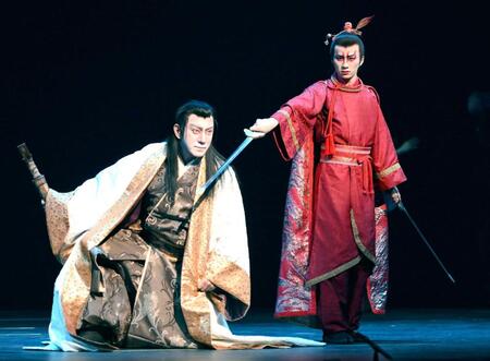 　安倍晴明を演じる市川團十郎（左）と朱雀を演じる嶋﨑斗亜（撮影・堀内翔）