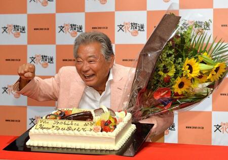 　７０歳を迎え、バースデーケーキを前に笑顔のみのもんたさん＝１４年８月
