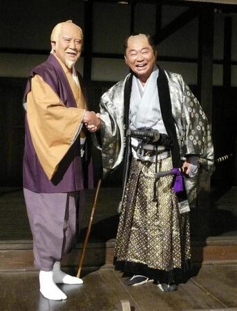 　奉行役で「水戸黄門」に初出演、主演の里見浩太朗（左）と握手するみのもんたさん＝１０年１１月５日