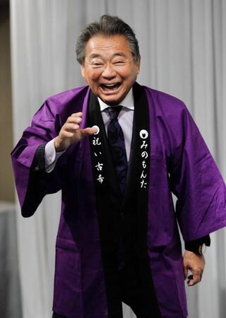 　古希の祝いの会見で得意のポーズを決めるみのもんたさん＝２０１４年１０月２４日