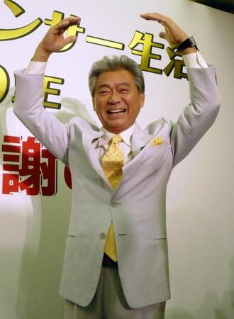 　アナウンサー生活４０周年記念パーティーを前に笑顔で会見に応じる、みのもんたさん＝２００７年５月２５日