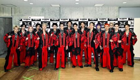 　開演前に気合を入れるＴＨＥ　ＲＡＭＰＡＧＥ（左から）浦川翔平、藤原樹、山本彰吾、後藤拓磨、陣、長谷川慎、吉野北人、龍、川村壱馬、武知海青、ＲＩＫＵ、与那嶺瑠唯、ＬＩＫＩＹＡ、鈴木昂秀、神谷健太、岩谷翔吾