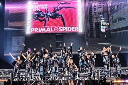 　ステージで躍動したＴＨＥ　ＲＡＭＰＡＧＥの１６人