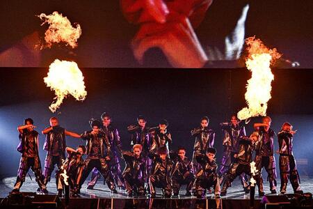 　ステージで躍動したＴＨＥ　ＲＡＭＰＡＧＥの１６人