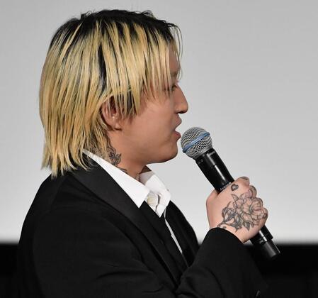 　映画舞台あいさつでトークをするＹＯＡＳＯＢＩのＡｙａｓｅ（撮影・開出牧）