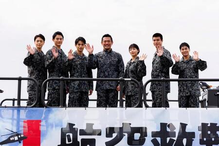 　手を振る（左から）犬飼貴丈、前田拳太郎、神尾楓珠、内野聖陽、石井杏奈、渡辺碧斗、前田旺志郎