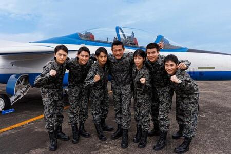 　肩を組む（左から）犬飼貴丈、前田拳太郎、神尾楓珠、内野聖陽、石井杏奈、渡辺碧斗、前田旺志郎