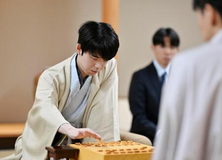 　将棋の第５０期棋王戦コナミグループ杯５番勝負の第３局で、増田康宏八段と対局する藤井聡太棋王